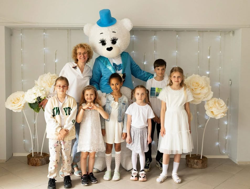 Irena Vanagienė su studijos vaikais