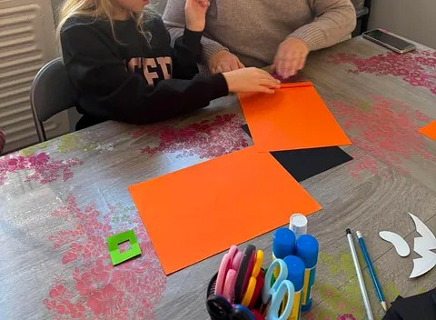 Darbo stalas studijoje su priemonėmis